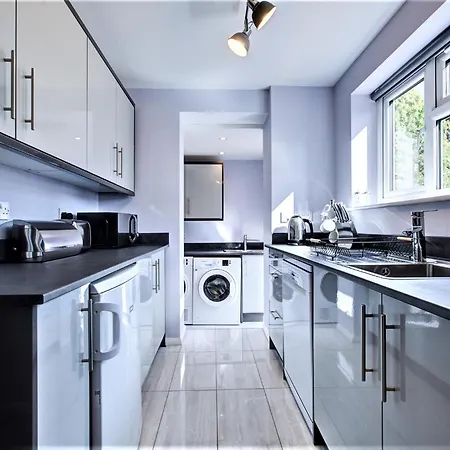 Simba House - Contractors, Relocators , Families, Wi-Fi, Free Parking Apartment Hemel Hempstead Exterior photo