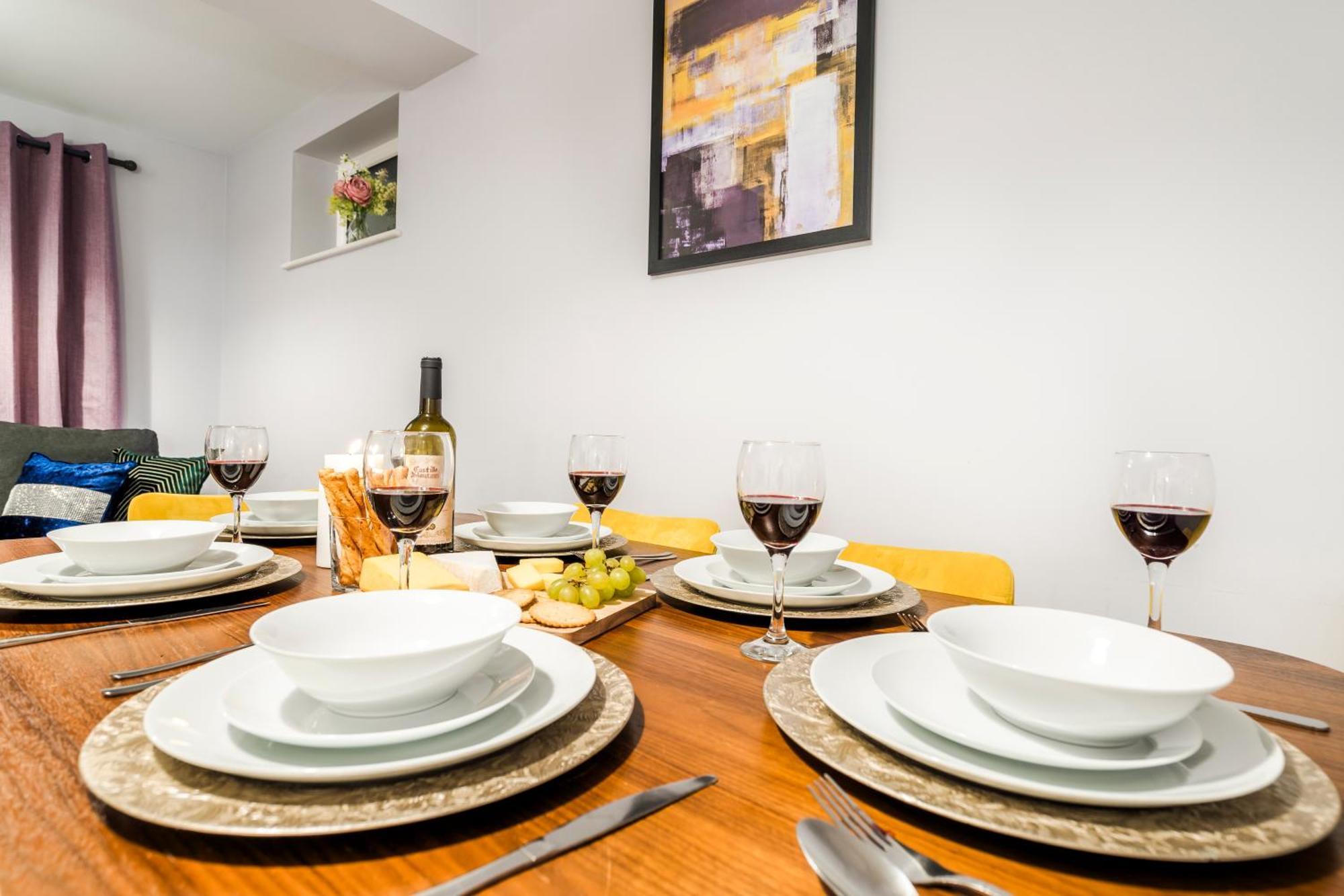 Simba House - Contractors, Relocators , Families, Wi-fi, Free Parking Hemel Hempstead