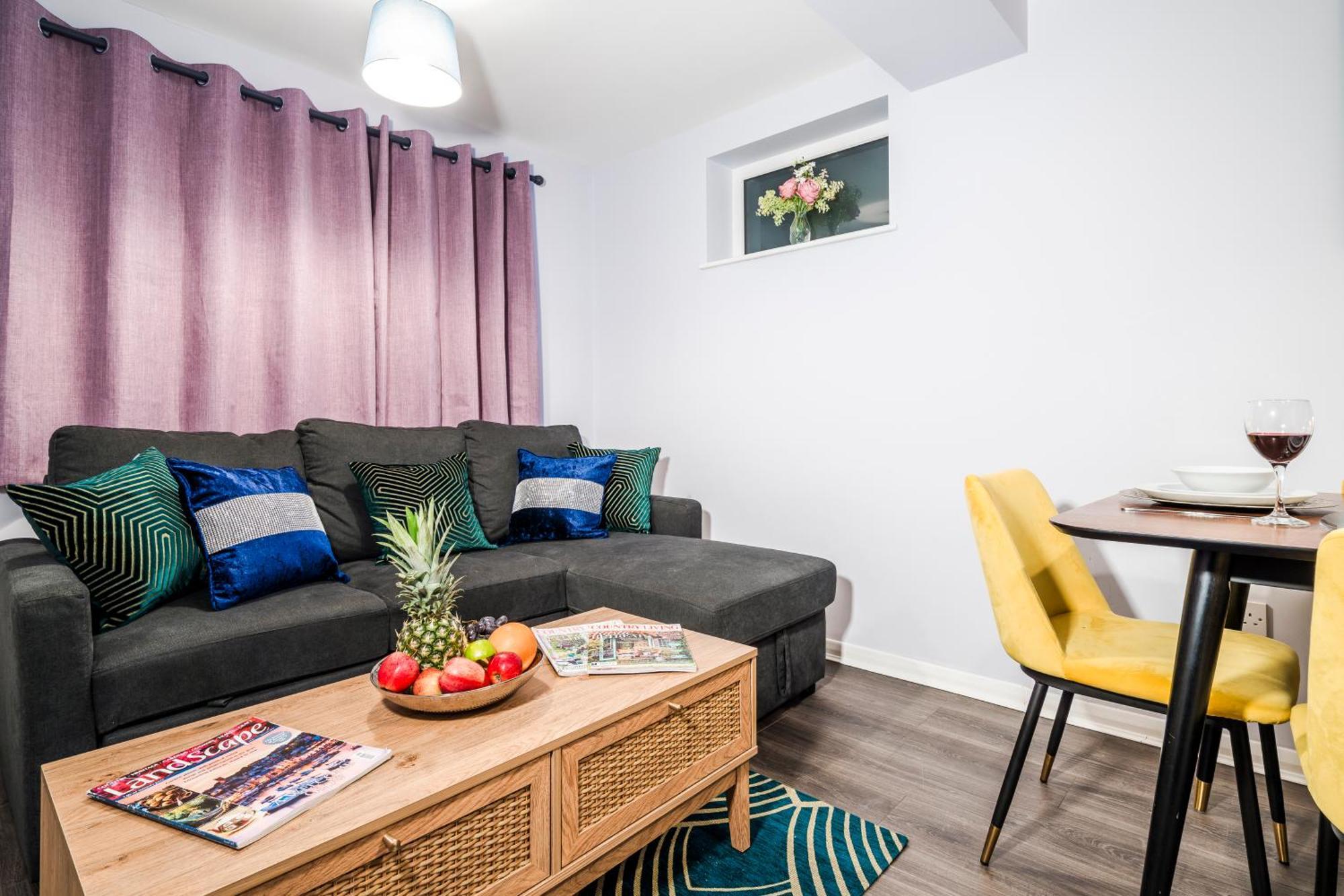 Simba House - Contractors, Relocators , Families, Wi-fi, Free Parking Apartment *