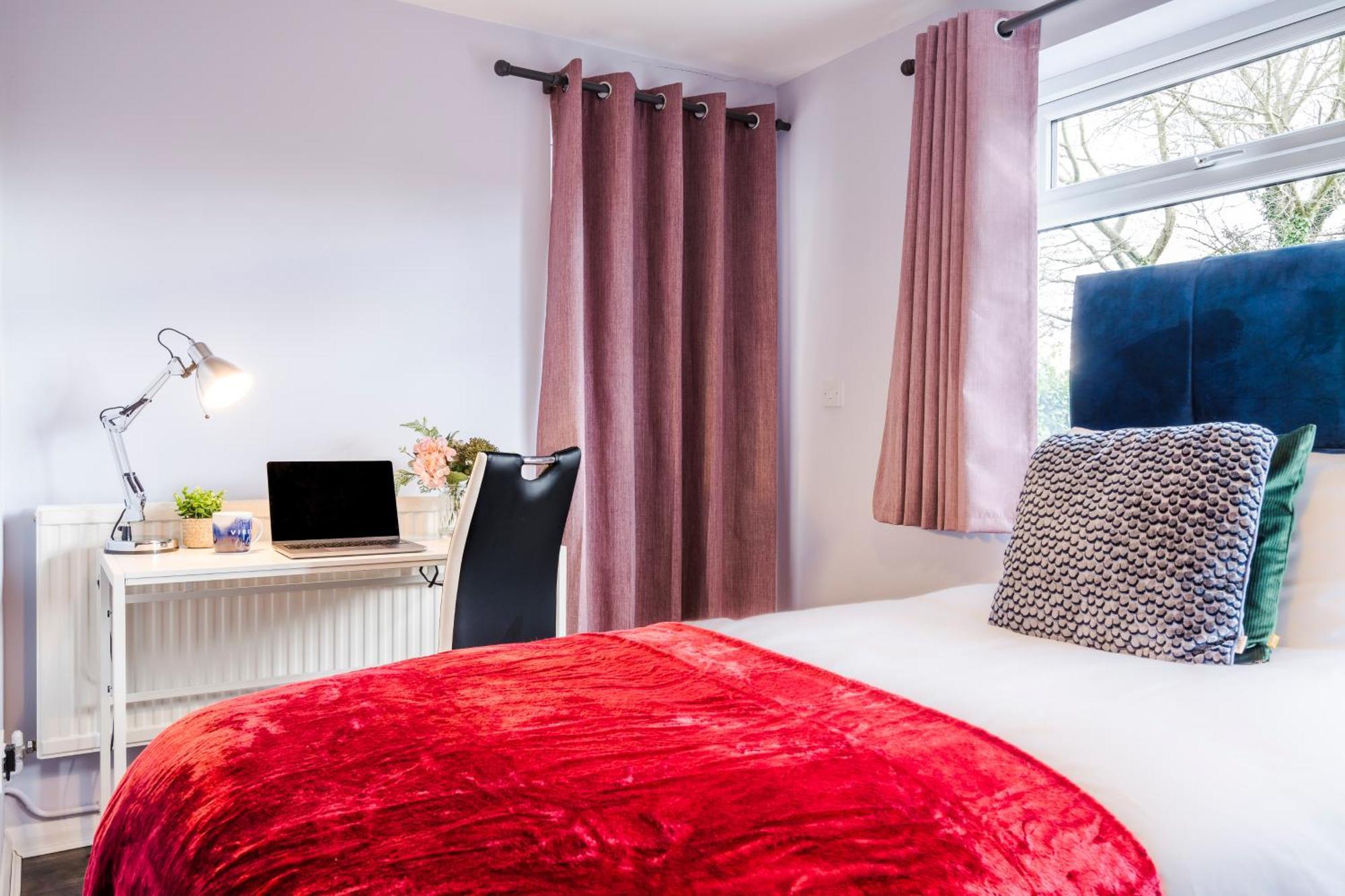 Simba House - Contractors, Relocators , Families, Wi-fi, Free Parking *
