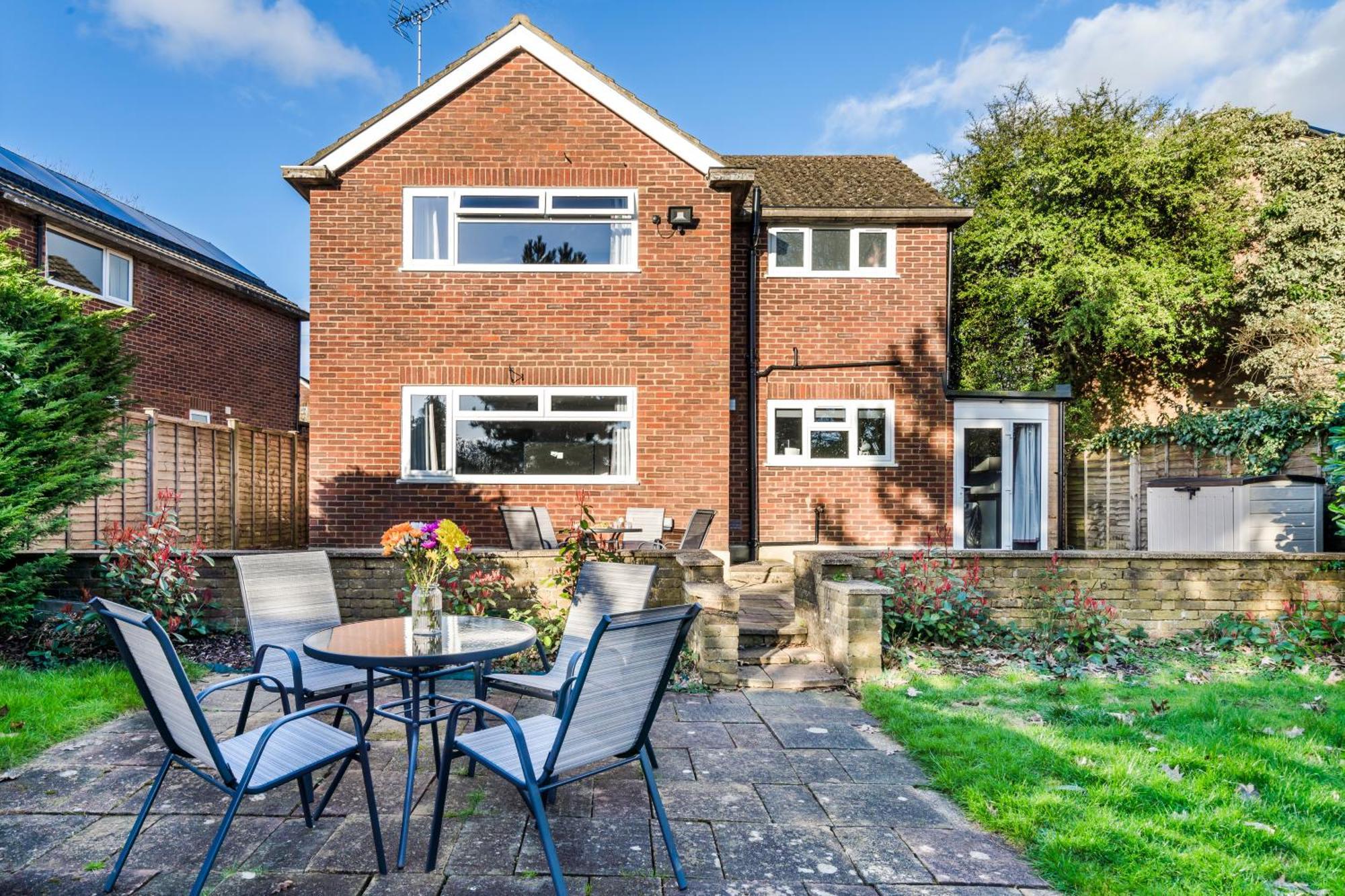 Simba House - Contractors, Relocators , Families, Wi-fi, Free Parking Hemel Hempstead