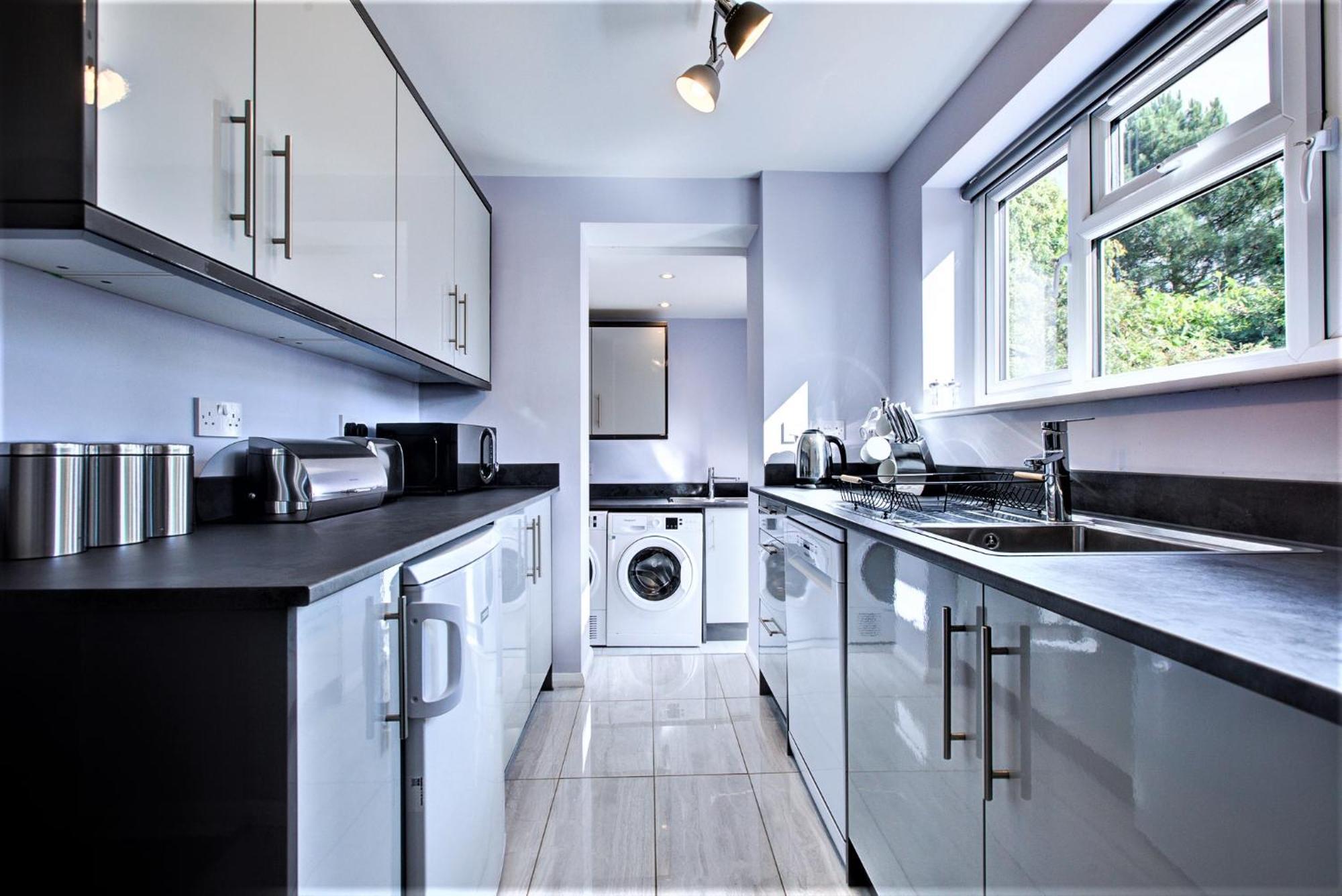 Simba House - Contractors, Relocators , Families, Wi-fi, Free Parking Apartment *